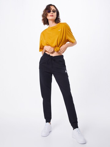 Nike Sportswear Zwężany krój Spodnie 'Essential' w kolorze czarny