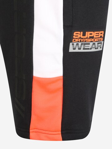 Regular Pantaloni sport de la Superdry pe negru