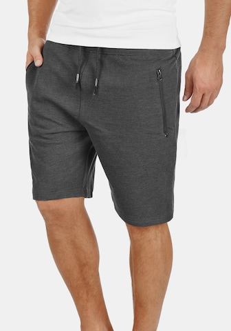 !Solid Regular Sweatshorts 'Taras' in Grau: predná strana