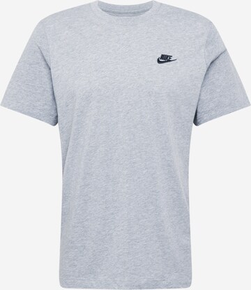 Coupe regular T-Shirt 'Club' Nike Sportswear en gris : devant