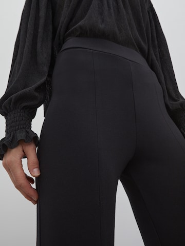 Skinny Pantaloni 'Dalila' de la EDITED pe negru