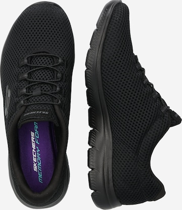 Baskets basses 'Summits' SKECHERS en noir : sur le côté