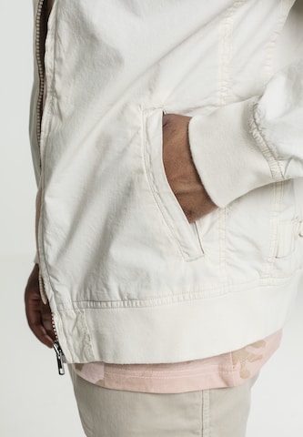 Veste mi-saison Urban Classics en blanc