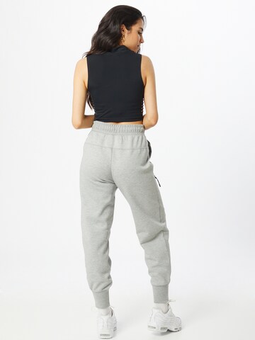 Tapered Pantaloni 'Tech Fleece' di Nike Sportswear in grigio