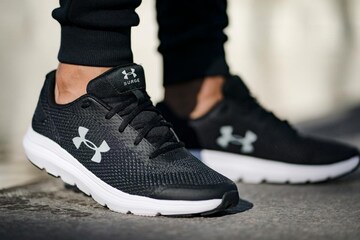 UNDER ARMOUR Laufschuh in Schwarz