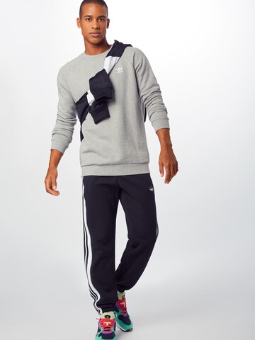 ADIDAS ORIGINALS Klasický střih Mikina 'Loungewear Trefoil Essentials' – šedá