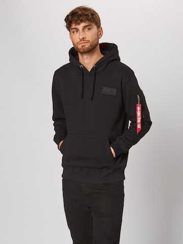 ALPHA INDUSTRIES Regular fit Tréning póló 'Red Stripe' - fekete