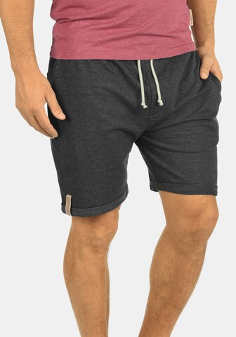 INDICODE JEANS Regular Sweatshorts 'Ian' in Grau: predná strana