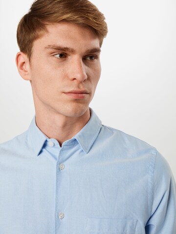 Filippa K جينز مضبوط قميص لأوساط العمل 'M. Tim Oxford' بلون أزرق