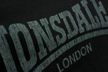 LONSDALE Футболка 'Kai' в Черный