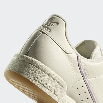 Baskets basses ADIDAS ORIGINALS en blanc