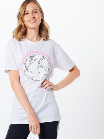 Merchcode Shirt 'Planet Earth' in Weiß: predná strana