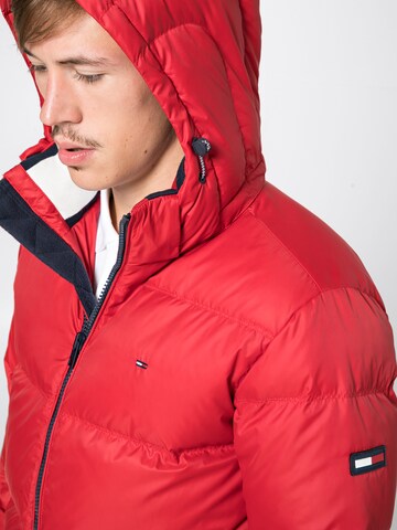 Tommy Jeans Winterjas 'ESSENTIAL' in Rood