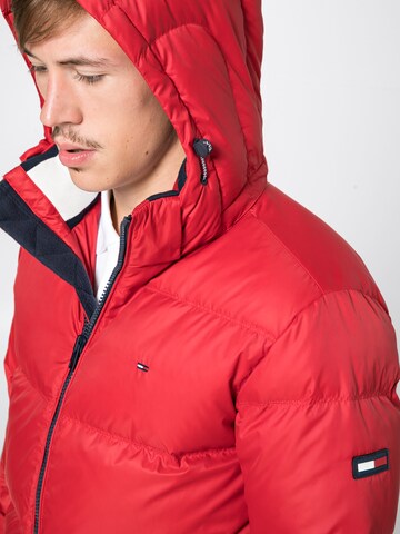 Tommy Jeans Jacke 'ESSENTIAL' in Rot