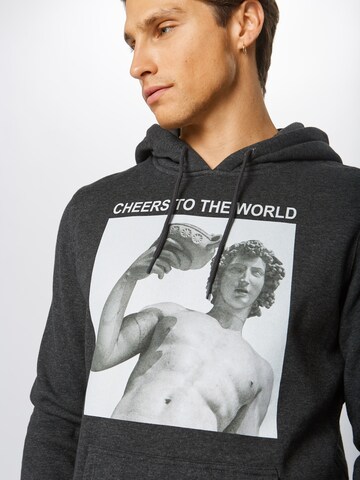 Mister Tee Sweatshirt 'Cheers' in Grau