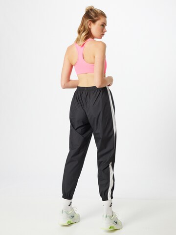Nike Sportswear Tapered Trainingshose in Schwarz