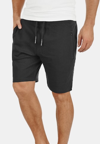 !Solid Regular Sweatshorts 'Taras' in Schwarz: predná strana