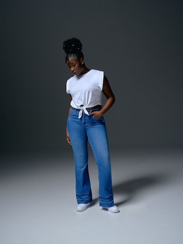 Wide Leg Dark Blue Jeans Look