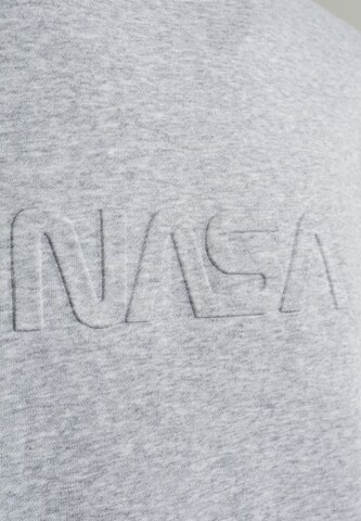 Mister Tee Collegepaita 'Embossed NASA Worm' värissä harmaa
