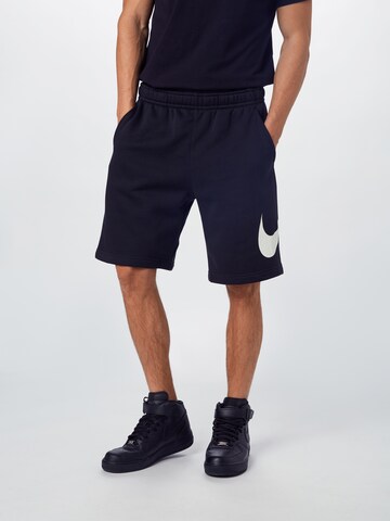 Regular Pantaloni 'Club' de la Nike Sportswear pe negru: față