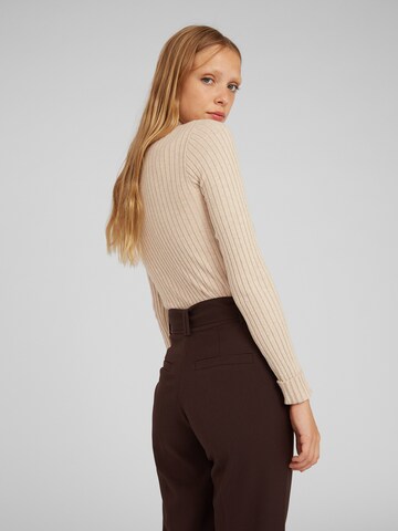 EDITED Sweater 'Jannice' in Beige: back