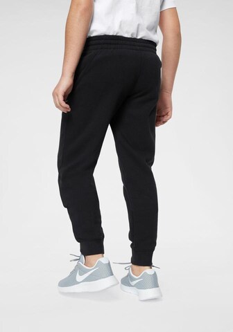 Nike Sportswear Tapered Hose in Schwarz