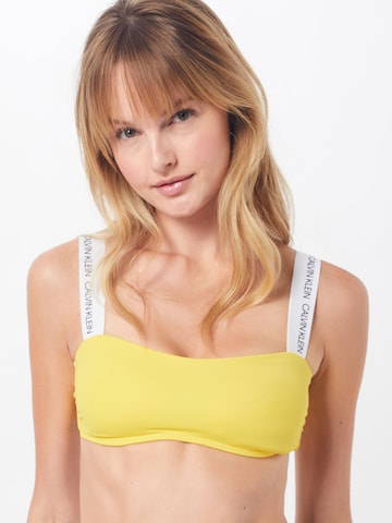 Bandeau Sutien costum de baie 'Bandaeu' de la Calvin Klein Swimwear pe galben: față