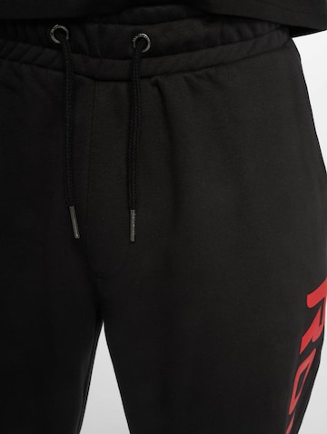 ROCAWEAR Tapered Hose in Schwarz