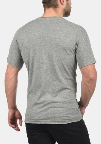 T-Shirt 'Xora' Produkt en gris