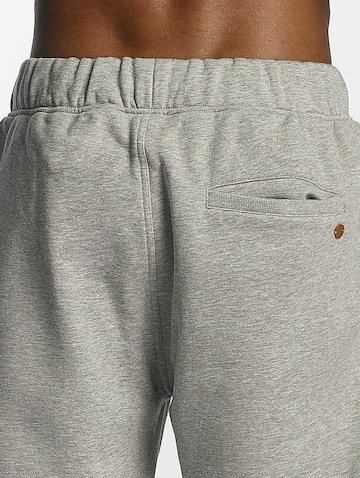 ROCAWEAR Tapered Trousers in Grey