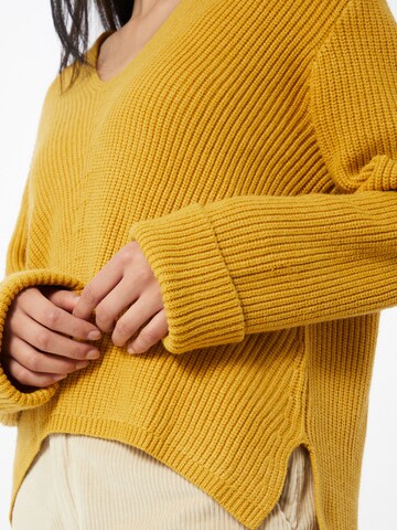 ABOUT YOU Sweater 'Tamara' in Yellow