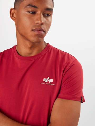 Coupe regular T-Shirt ALPHA INDUSTRIES en rouge