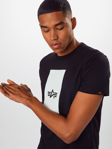 Coupe regular T-Shirt ALPHA INDUSTRIES en noir