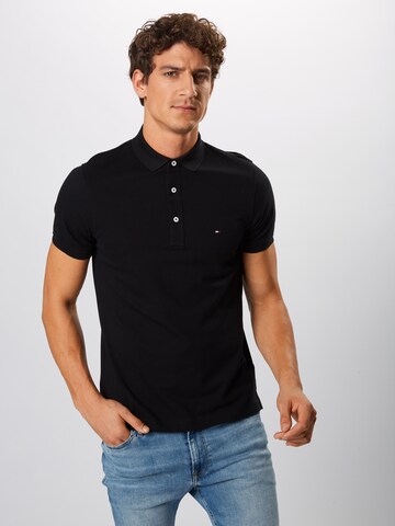 TOMMY HILFIGER T-shirt i svart: framsida