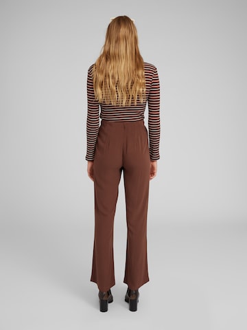 Loosefit Pantalon 'Nouha' EDITED en marron : derrière