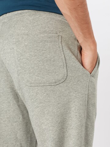 CONVERSE Tapered Broek in Grijs