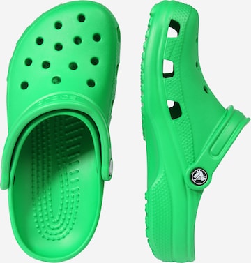 Crocs - Socas 'Classic' em verde: lateral