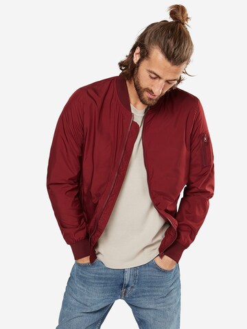 Veste mi-saison Urban Classics en rouge : devant