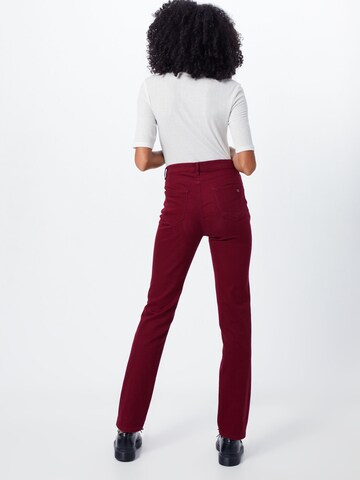 Slimfit Pantaloni de la BRAX pe roșu: spate