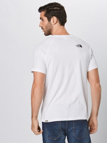 Coupe regular T-Shirt THE NORTH FACE en blanc : derrière