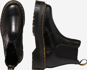 Dr. Martens Chelsea boots in Zwart: zijkant