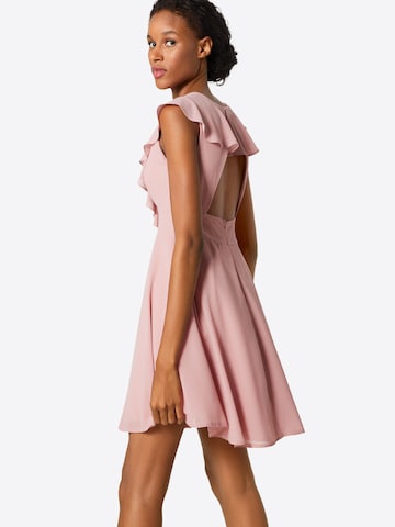 Robe de cocktail TFNC en rose : derrière