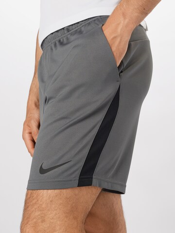 NIKE Regular Sportshorts in Grau