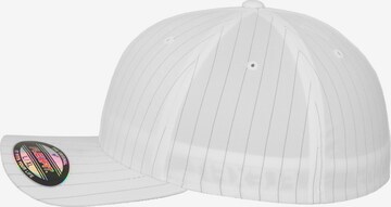 Cappello da baseball 'Pinstripe' di Flexfit in bianco
