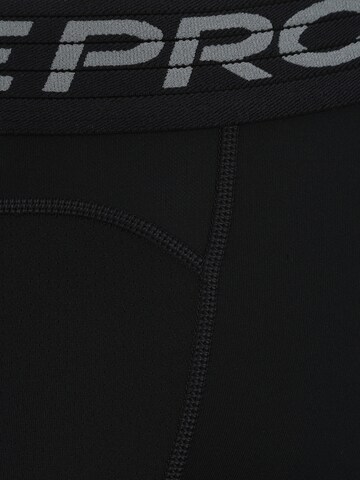 NIKE Skinny Trainingsshorts in Schwarz