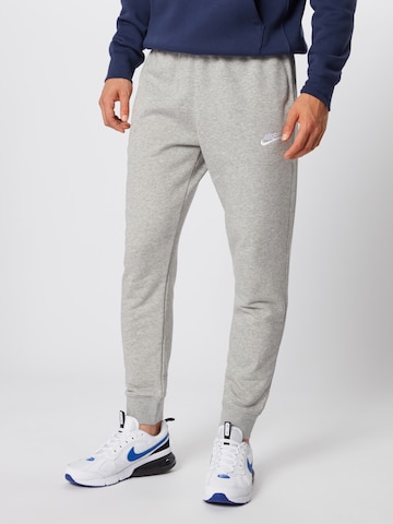 Tapered Pantaloni de la Nike Sportswear pe gri: față