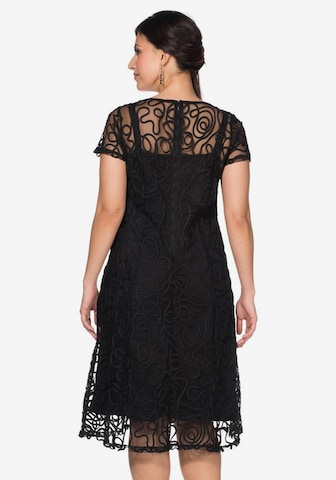 Rochie de la SHEEGO pe negru