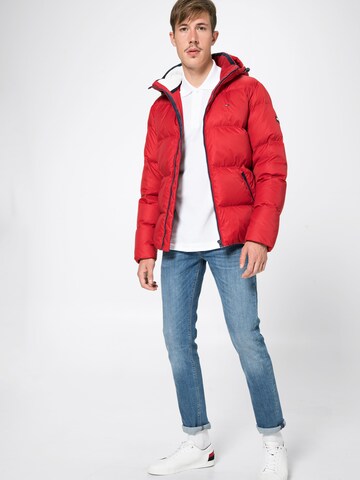 Tommy Jeans Winterjas 'ESSENTIAL' in Rood