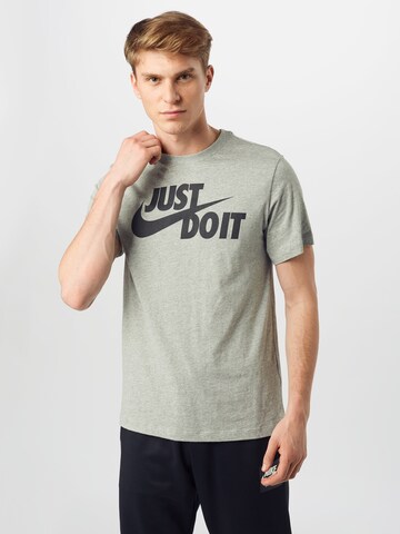 Nike Sportswear Regular Fit T-Shirt 'Swoosh' in Grau: predná strana