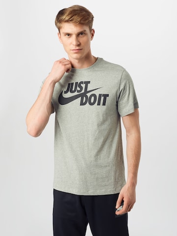 Coupe regular T-Shirt 'Swoosh' Nike Sportswear en gris : devant